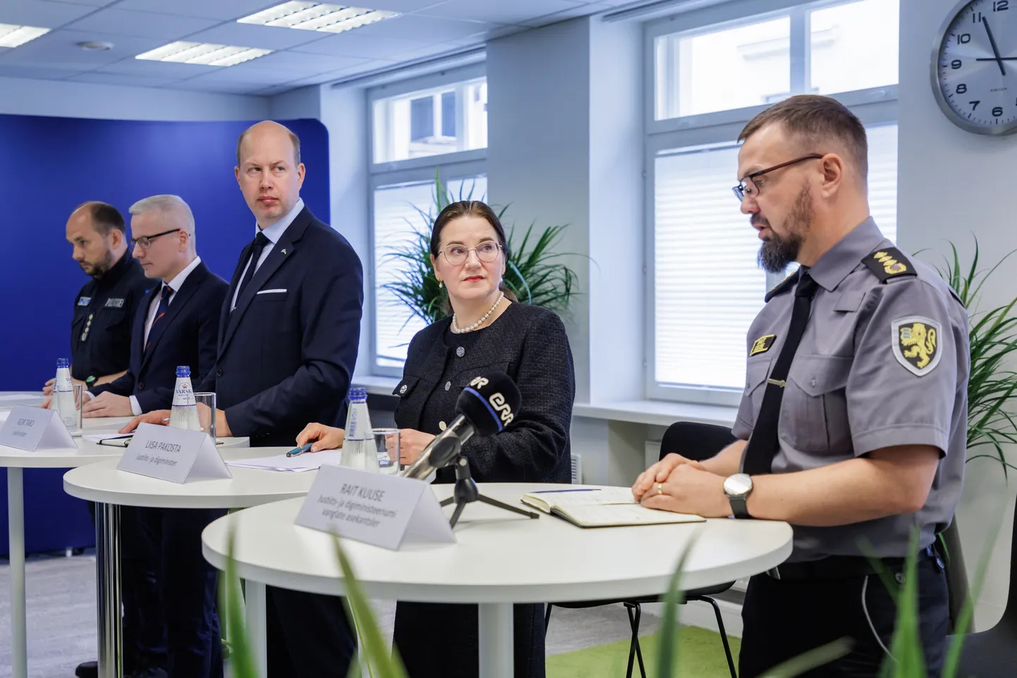 Politsei- ja piirivalvemaeti peadirektor Egert Belitšev, kapo peadirektor Margo Palloson, siseminister Igor Taro, justiits- ja digiminister Liisa Pakosta ning vanglateenistuse juht Rait Kuuse kinnitasid, et Rootsi vangide saabumisel maandatakse ennetavalt kõikvõimalikud riskid.