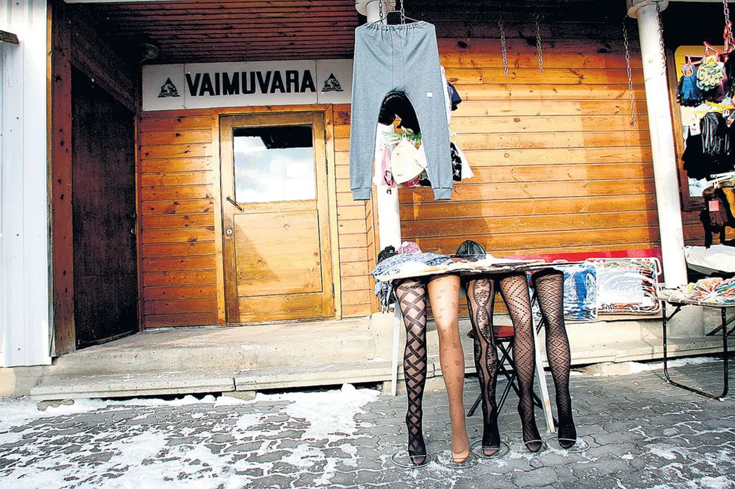 Talvisel ajal on turg kui välja surnud. Rahvast käib vähe ja ostjad võib sõrmedel üle lugeda.