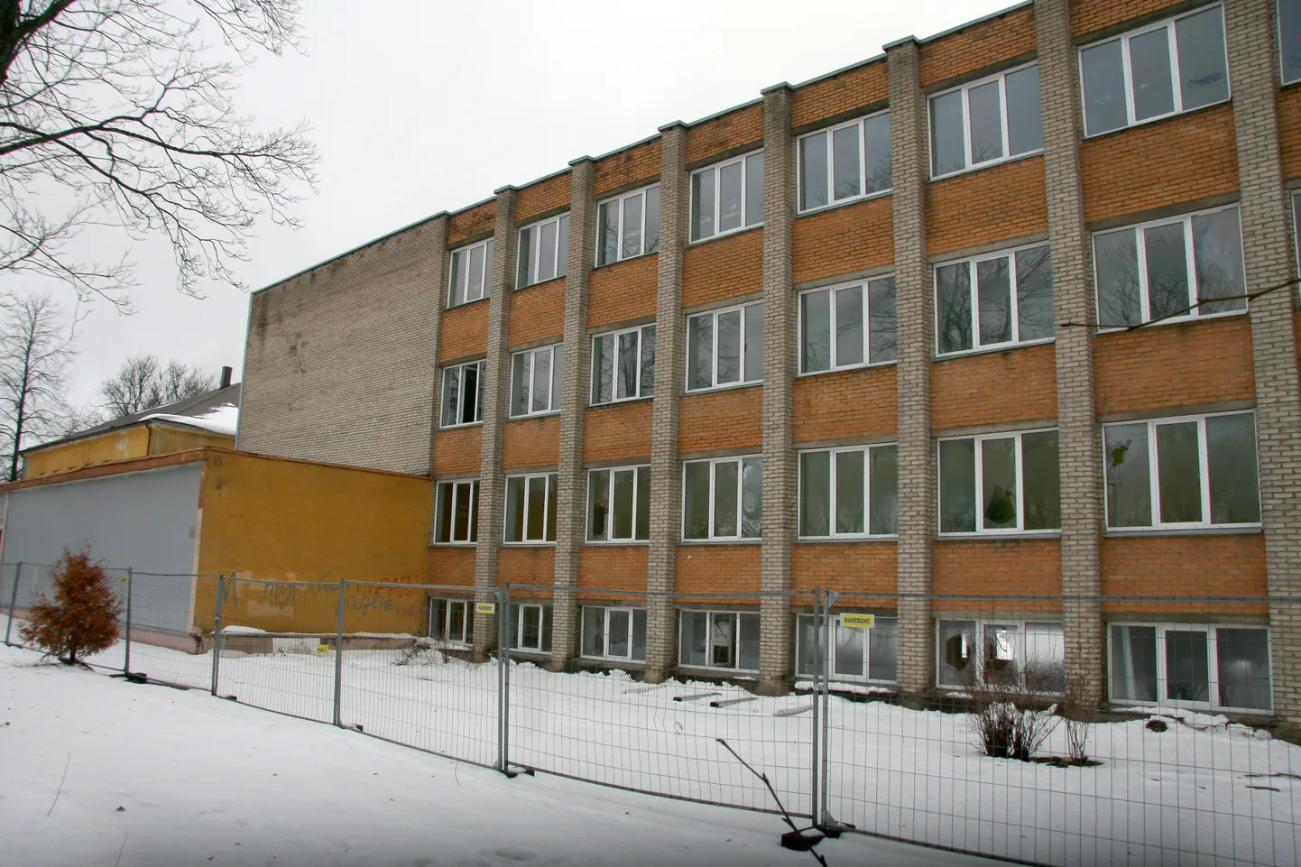 Снос старой школы и строительство будут проходить в сложных условиях: в зоне ценностной застройки много домов, жителям которых тоже придется терпеть неудобства.