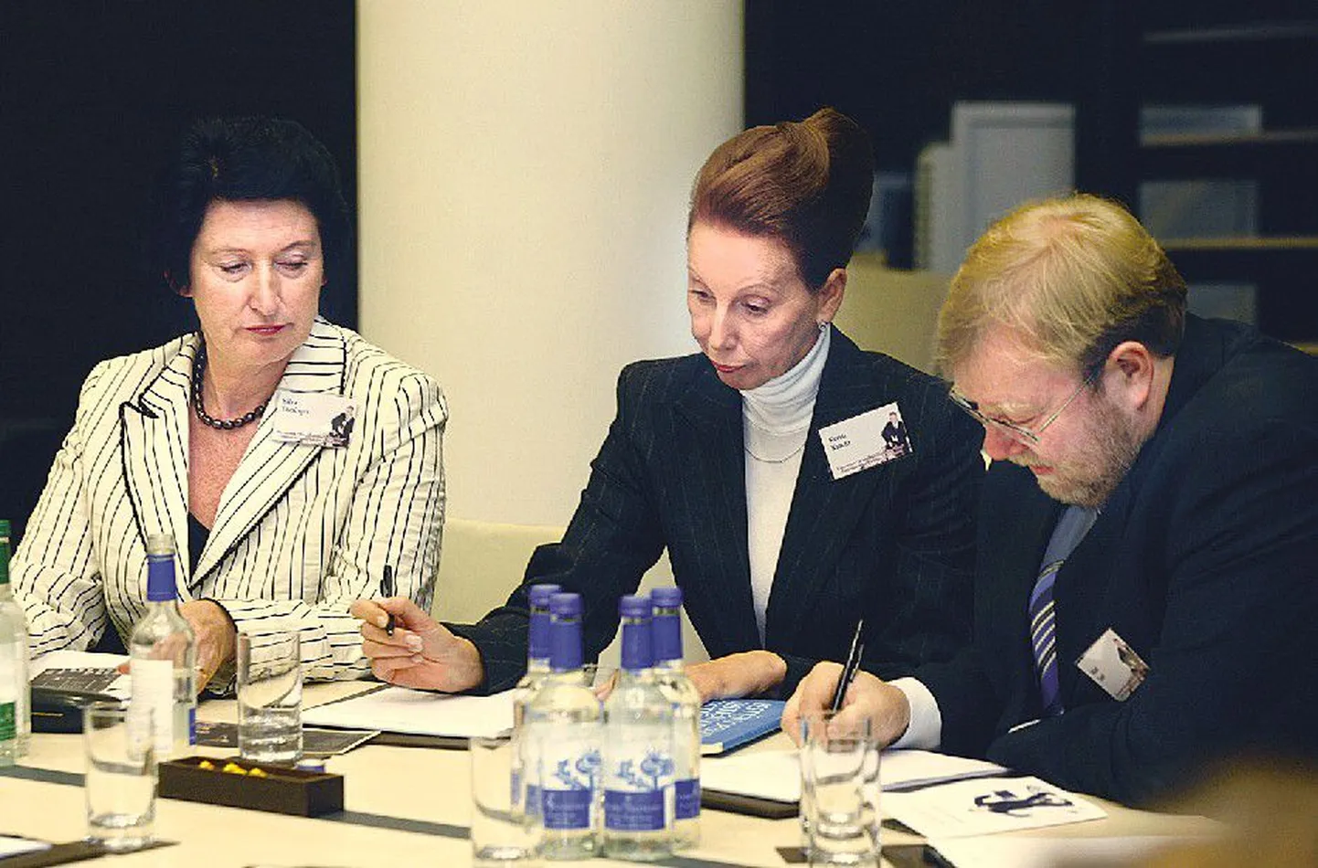 Kersti Kracht (keskel), allkirjastas EVEA poolt kokkuleppe.