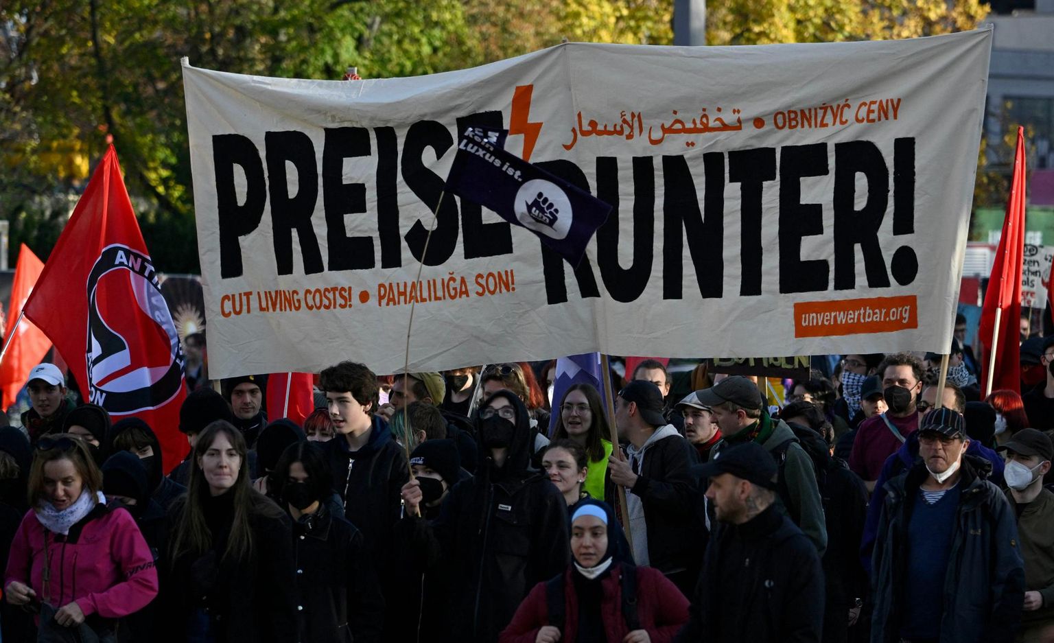 «Hinnad alla!» nõudsid plakatid novembris Saksamaal Berliinis korraldatud meeleavaldusel. Demonstrandid avaldasid muu hulgas pahameelt tõusnud küttekulude pärast. 