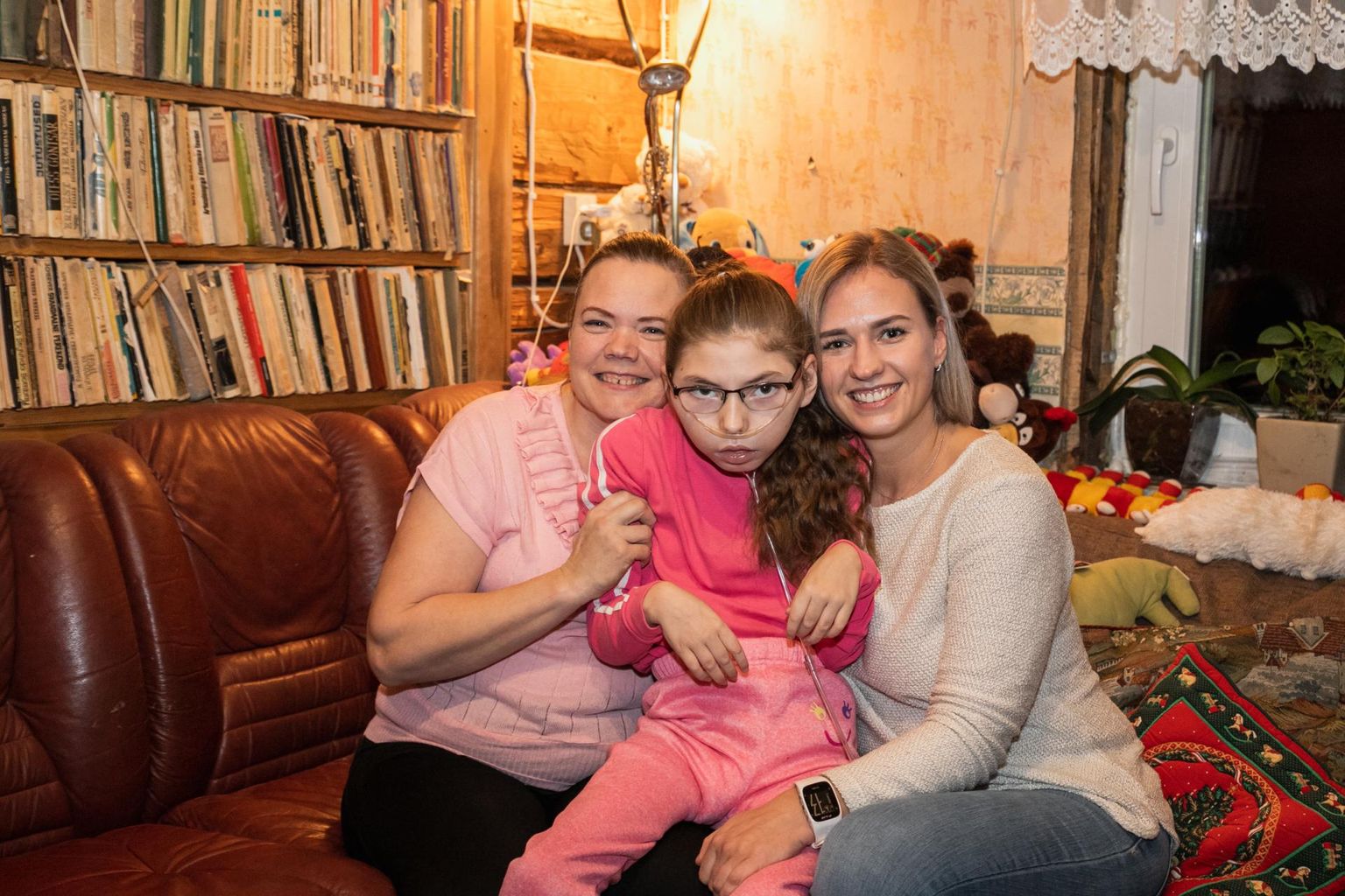 Kaire Parts, tema tütar Kelli ja füsioterapeut Jaanika Kukk väga ootavad kõnniroboti saabumist Pärnu haiglasse.