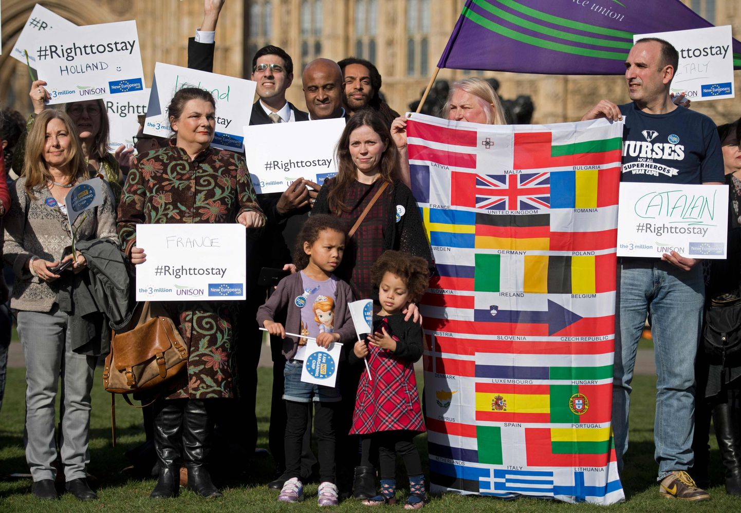 Euroopa Liidust pärit töötajad, nende seas õed, sotsiaaltöötajad ja õpetaja abid avaldamas tänavu veebruaris meelt Briti parlamendi hoone juures, et tagada oma õigust pärast Brexitit riiki jääda.