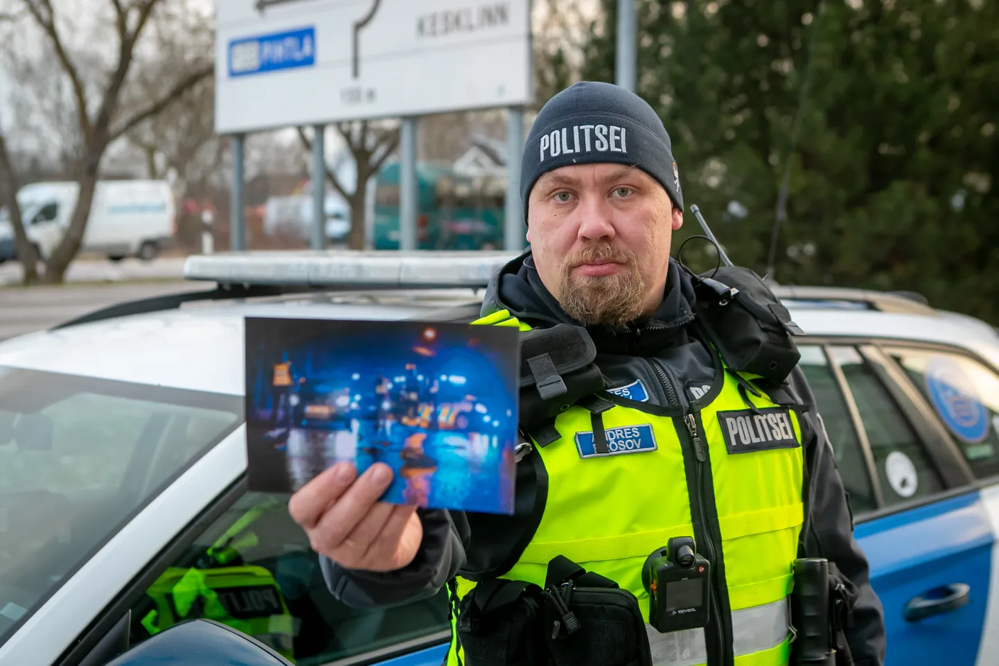 PATRULLPOLITSEINIK Andres Brõsov näitas paari aasta eest, milline must jõulukaart välja näeb.