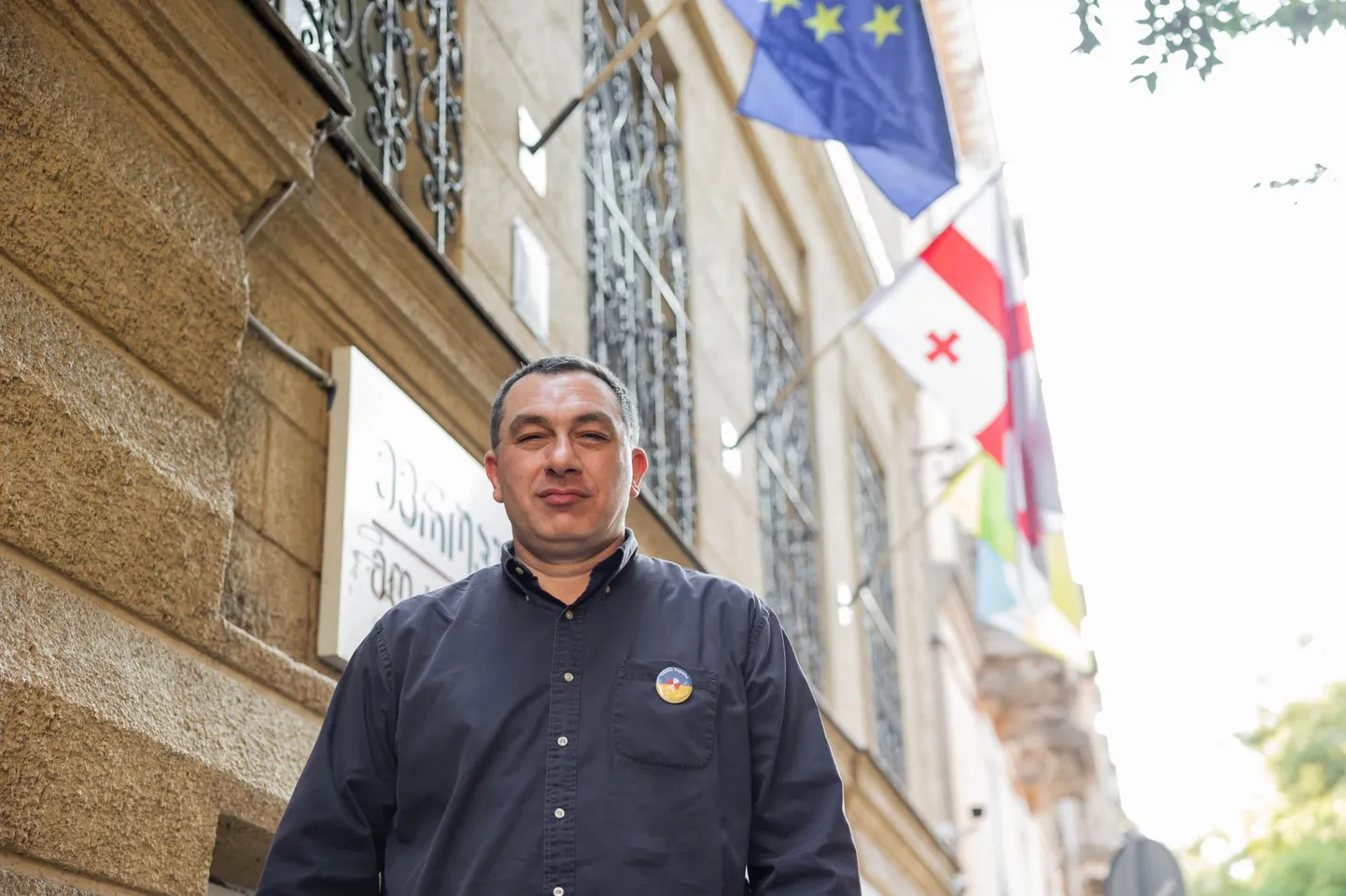 Erakonna Euroopa Gruusia juht Giorgi Bokeria erakonna kontori ees Thbilisis. FOTO: Teele Toova