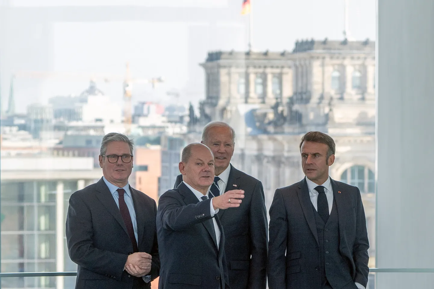 ASV prezidents Džo Baidens (centrā), Lielbritānijas premjerministrs Kīrs Stārmers (no kreisās), Vācijas kanclers Olafs Šolcs (priekšā), Francijas prezidents Emanuels Makrons (no labās).