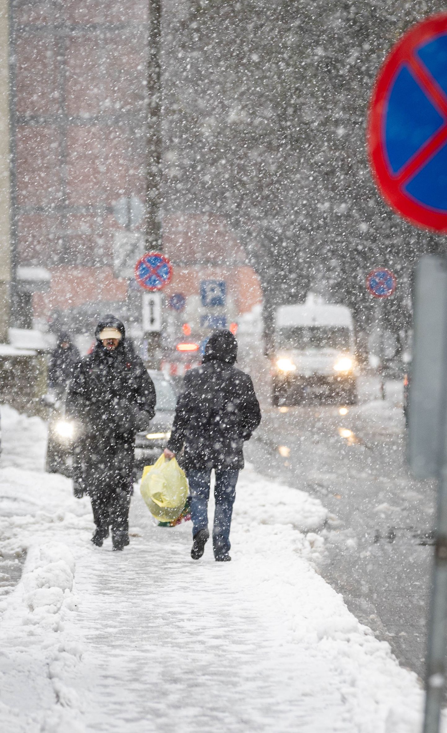 Inimesed liikumas talvises Tallinna kesklinnas. Foto on illustreeriv.