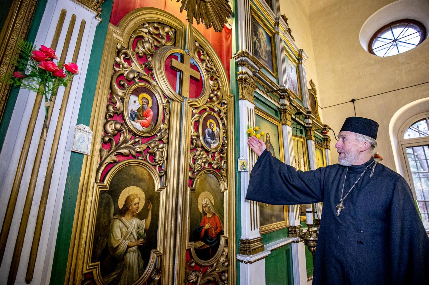 Häädemeeste Issandamuutmise koguduse ülempreester Ardalion Keskküla näitab kaht ikooni, mis jõudsid pühakotta tagasi 25 aasta järel.