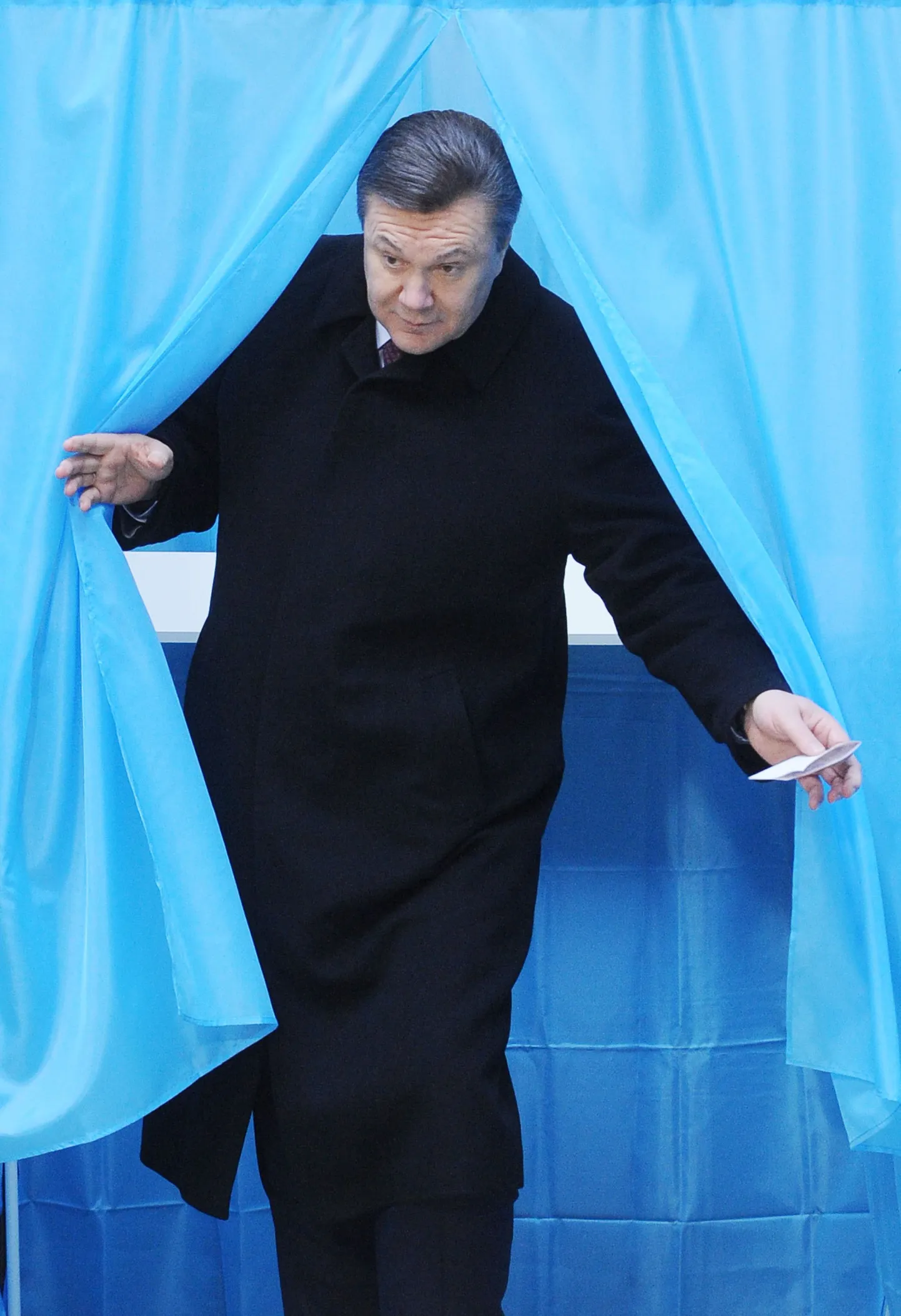 Viktor Janukovitš väljub hääletuskabiinist