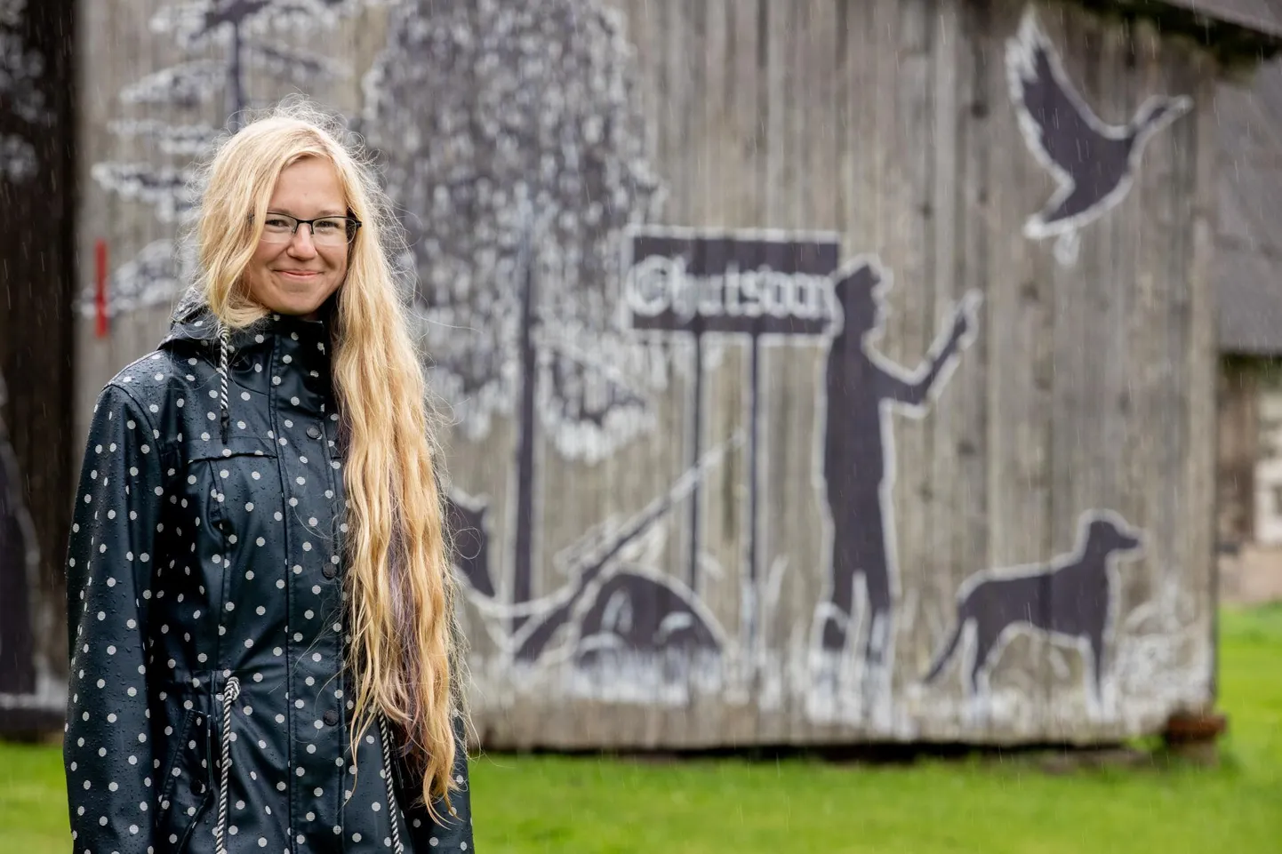 Kuuri ehtivate pilkupüüdvate joonistuste autor on Anne-Ly Raid, kes on üles maalinud kõik taluloomad, keda siin talus kunagi peetud on, metsloomadki elutsevad ­kodumetsades.