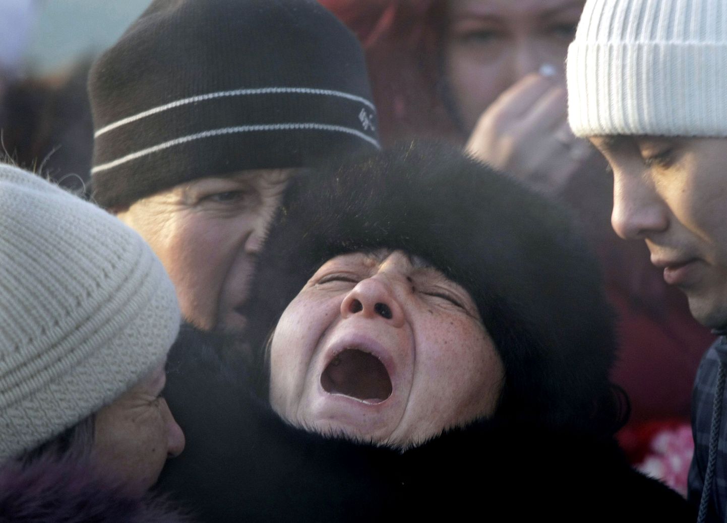 Põlengus hukkunud Lilia Kalašnikova ema nutab täna Permi kalmistul toimunud matusel.