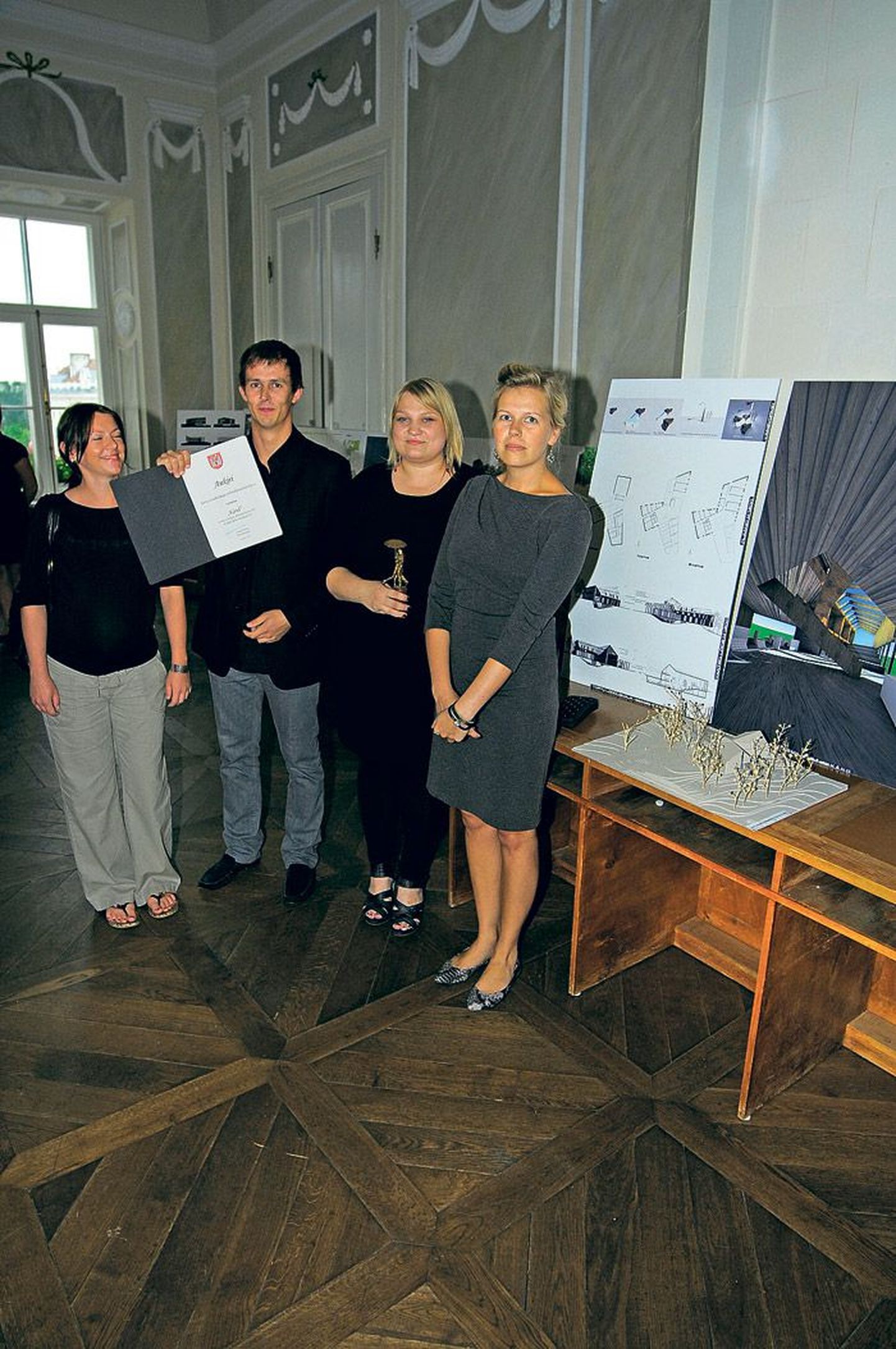 Võidutöö autorid Kai Süda (paremalt), Diana Taalfeld, Martin Kinks ja Margit Valma. Oma tööga jäid nad väga rahule,kuid võitu ette näha ei osanud.