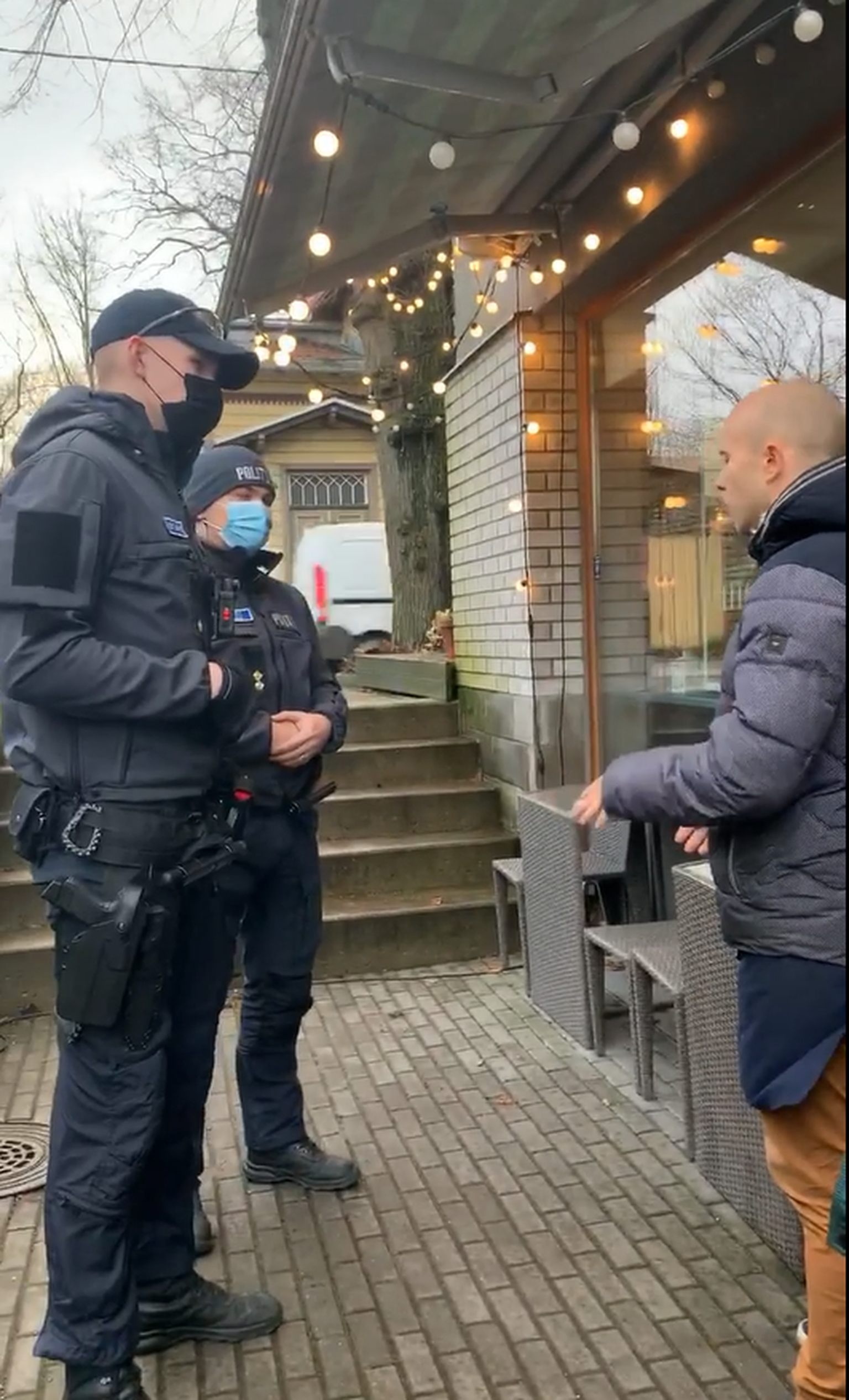 Politseinikud MEM Kohviku omanikule Elvis Brauerile tema kohustusi tutvustamas
