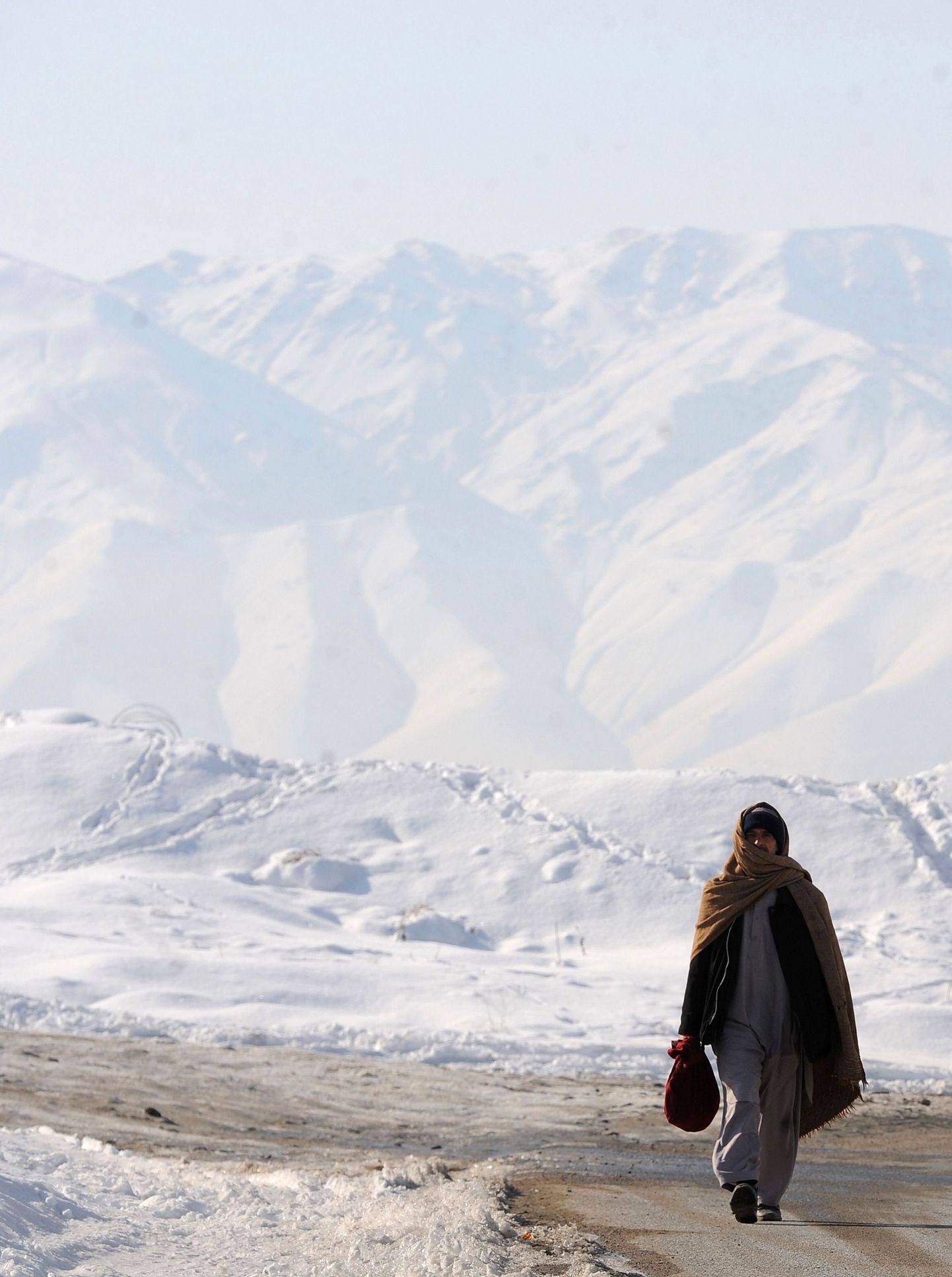 Afgaan jalutab lumises looduses riigi pealinna Kabuli lähistel.