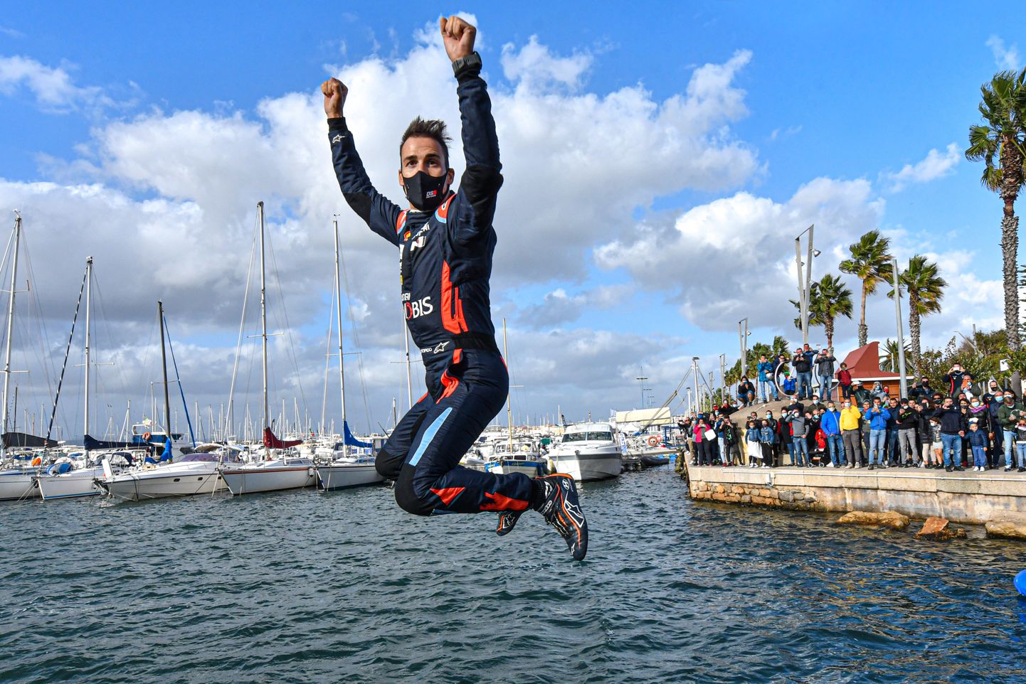 Dani Sordo teist aastat järjest võidumehena Vahemerre hüppamas.