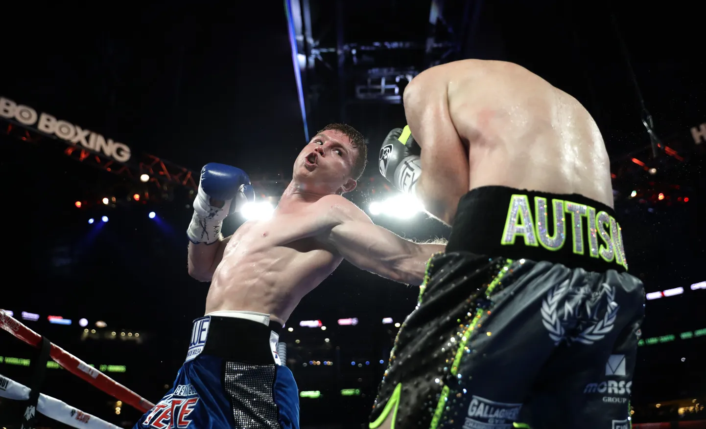 Canelo Alvarez (vasakul) karistamas Liam Smithi võimsa löögiga.