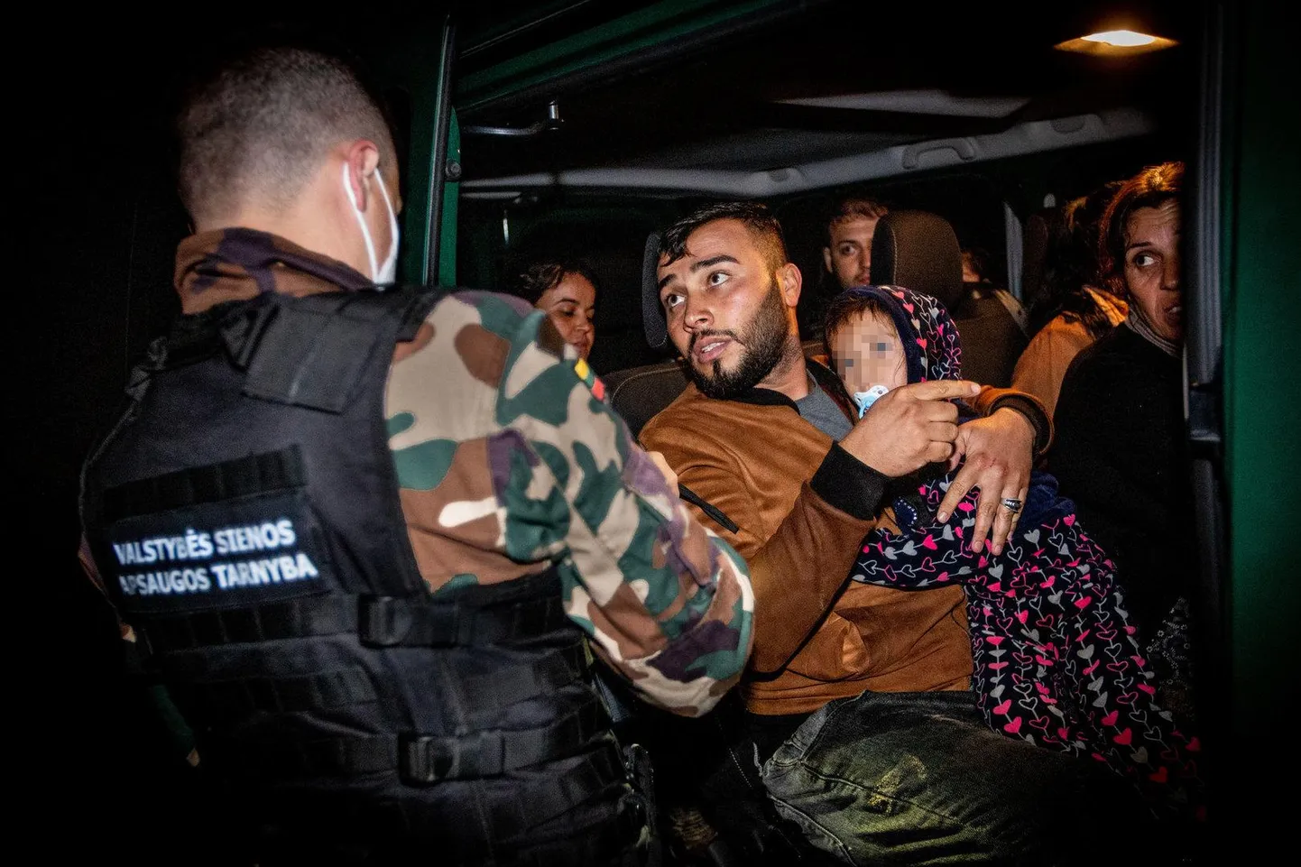 End iraaklastena tutvustanud migrandid kinnipidamise järel.