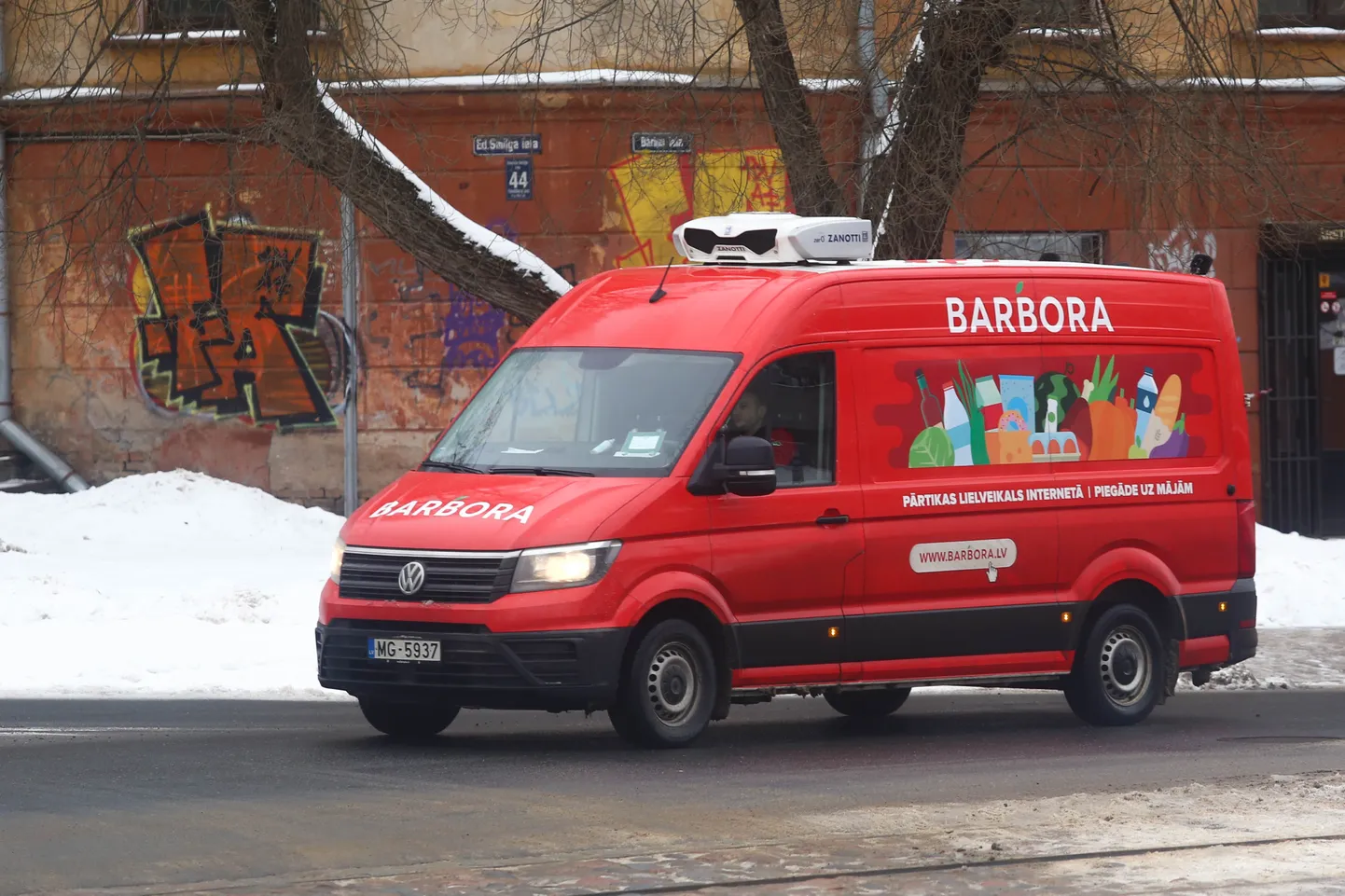 Mazumtirgotāja "Maxima Latvija" interneta veikala "Barbora" mikroautobuss.