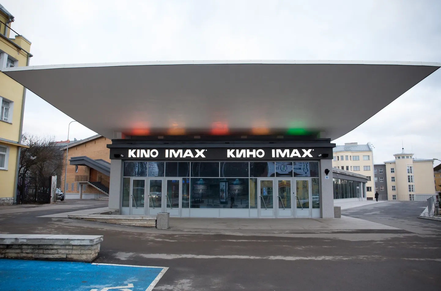 Kosmose kino renoveeritud fassaadil on ka venekeelne silt.