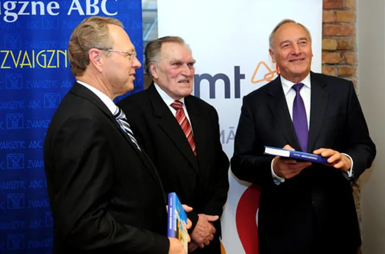 Valsts prezidents Andris Bērziņš (no labās), grāmatas autors, bijušais VEF (Valsts elektrotehniskās fabrikas) ģenerāldirektors Ivars Bražis un SIA "Latvijas Mobilais telefons" prezidents Juris Binde autobiogrāfiskās grāmatas "Minoksa mantinieki" atvēršanas svētku laikā