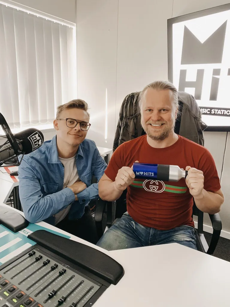 Jüri Pootsmann ja Indrek Vaheoja saavad igal hommikul korraliku kõhutäie naerda. Kuid plaanitud huumoriga on harva tegu – puha spontaansed naljad!