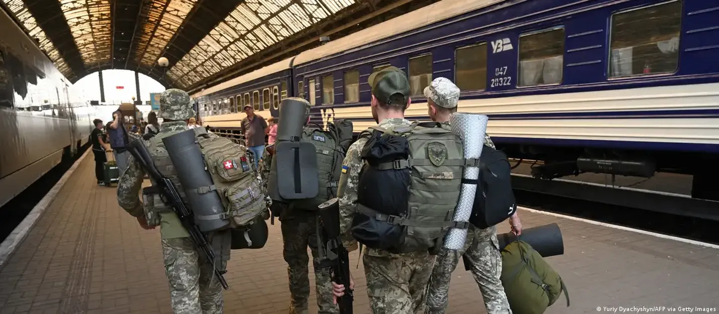 Украинские солдаты на вокзале Львова.