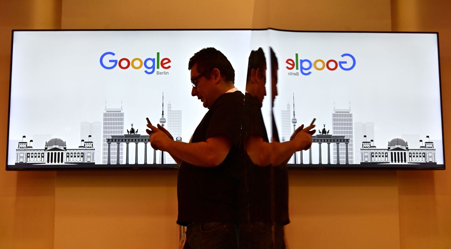 Mees seisab Berliini vaatamisväärsustega ekraani ees Google'i kontori avamispäeval Saksamaa pealinnas 22. jaanuaril 2019.