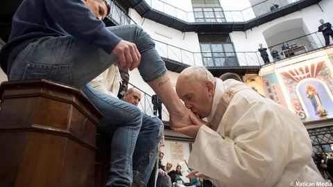 Paavst pesi vangide jalgu