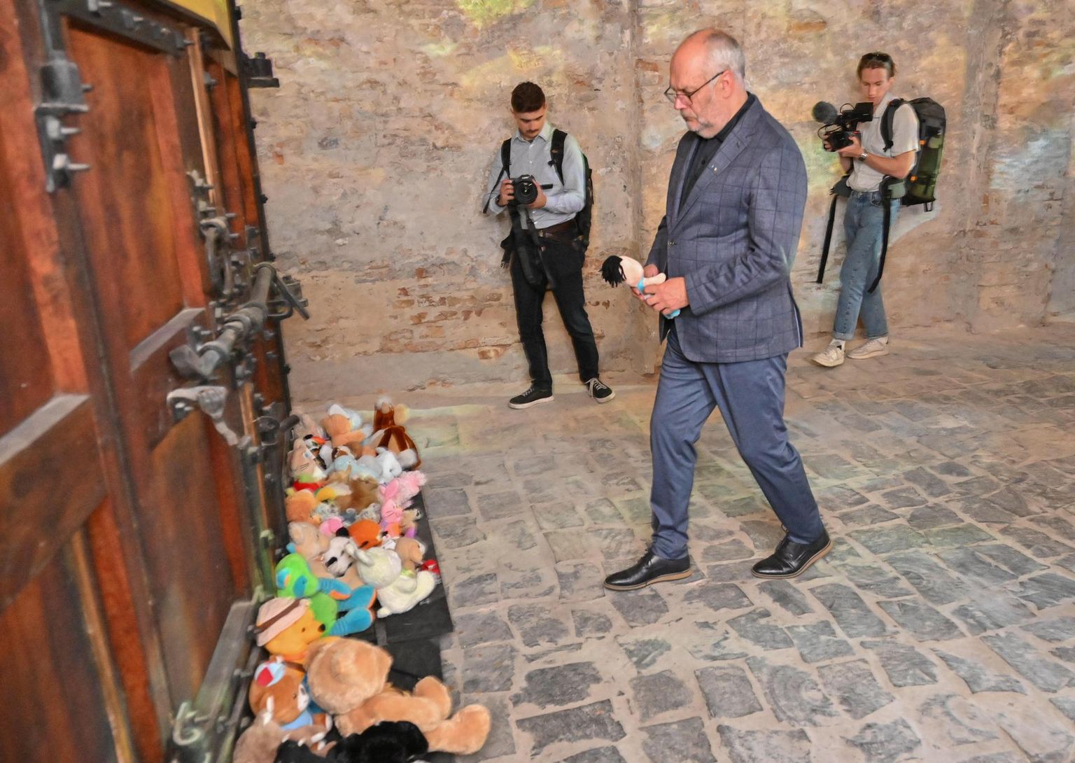 Eesti riigipea külastas hukkunud laste mälestuspaika, viies sinna Sipsiku.