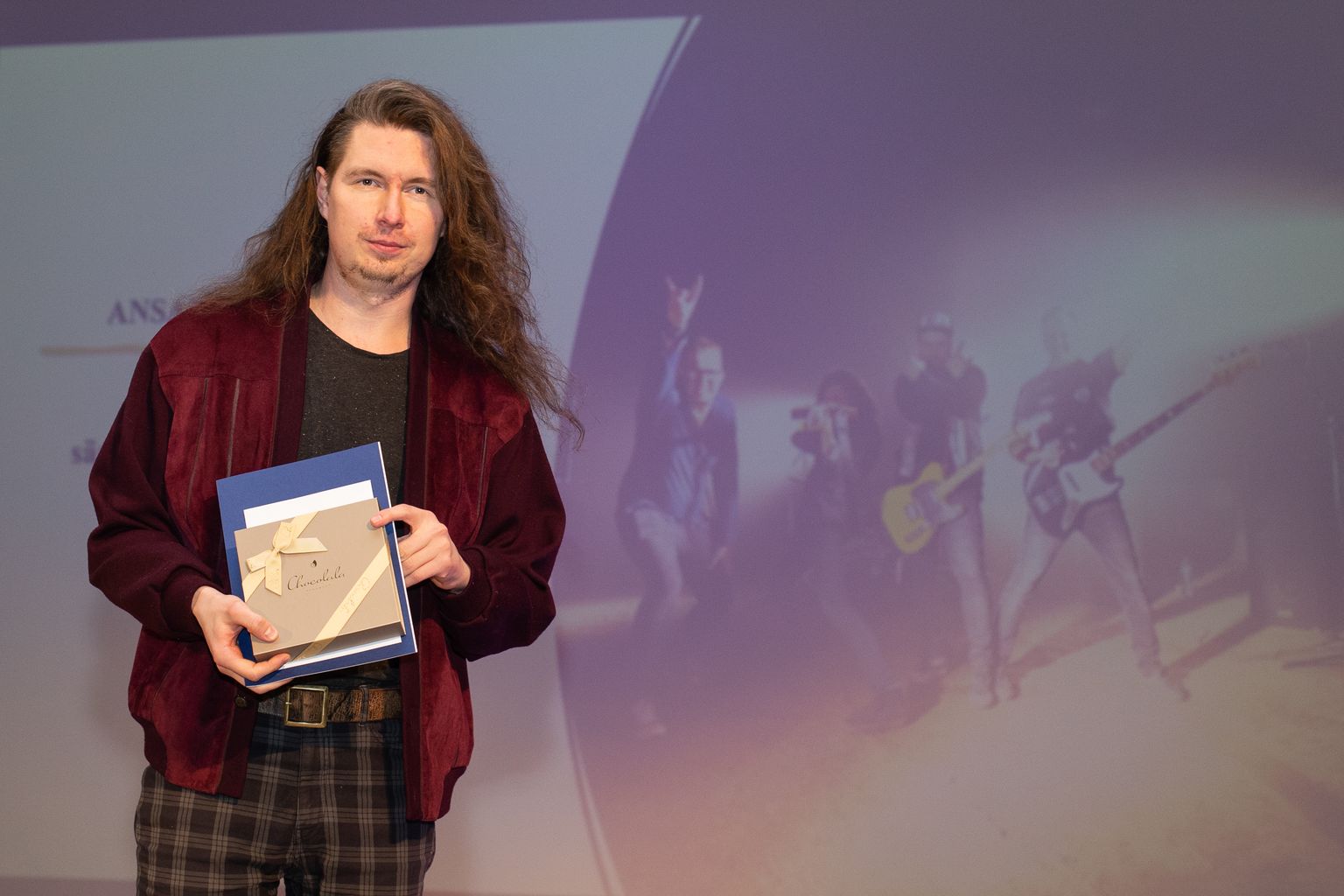 Пеэтер Прикс делит себя между несколькими группами, в январе на сцене Кивиылиского народного дома он принял ежегодную награду "Капитала культуры" как гитарист фолк-рок-группы "Mandoterror".