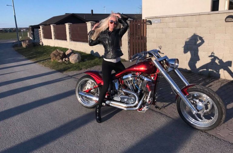 Moelooja Gerli Chantelle otsustas müüki panna oma käsitööna valminud Harley-Davidsoni.