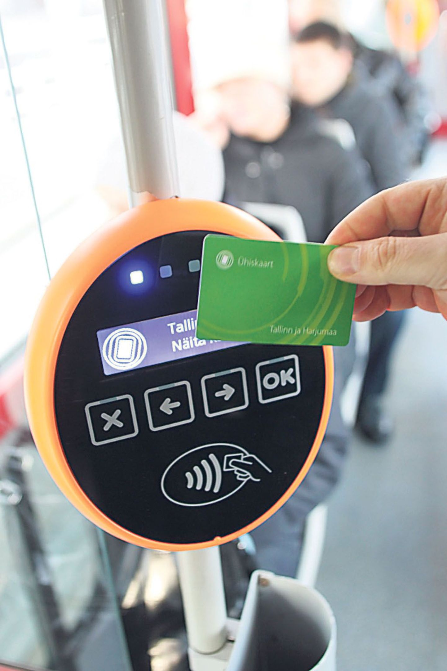 Kui osta Tallinnas sõitmiseks ühiskaart, tuleb iga kord bussi, trammi või trolli sisenedes seda validaatori ees viibutada.