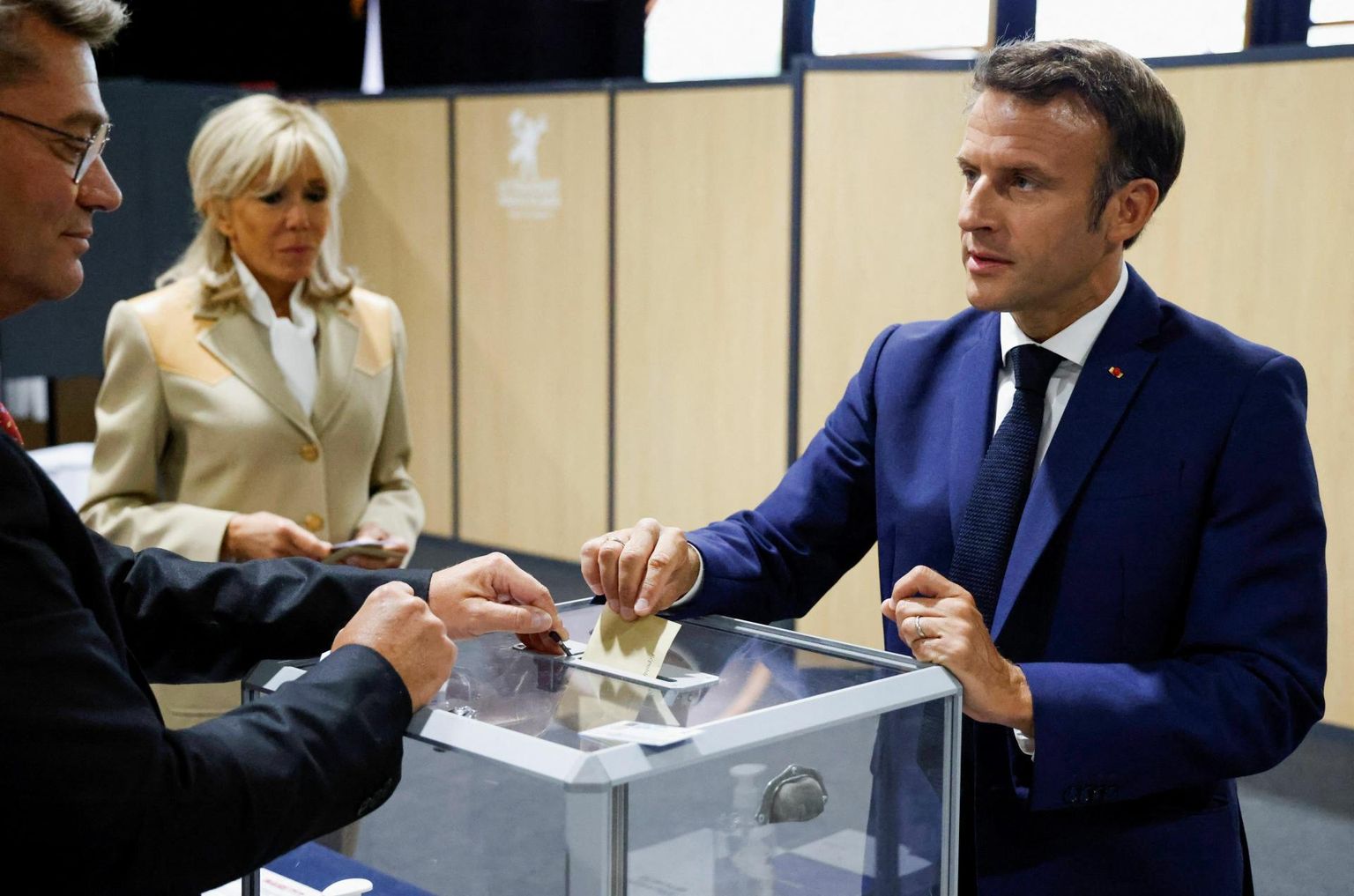 President Emmanuel Macron andmas eilsetel parlamendivalimistel oma häält, taamal tema abikaasa Brigitte Macron.
