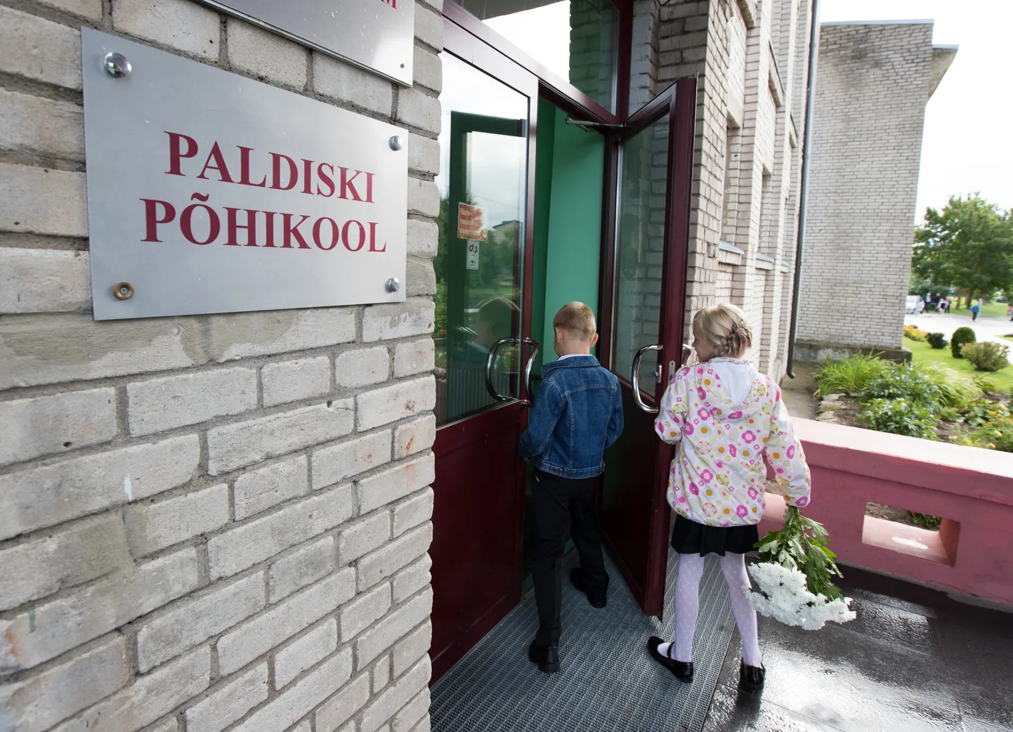 Mullu 1. septembril jõudsid Väike-Pakri lapsed Paldiskisse kooli läbi suurte sekelduste.