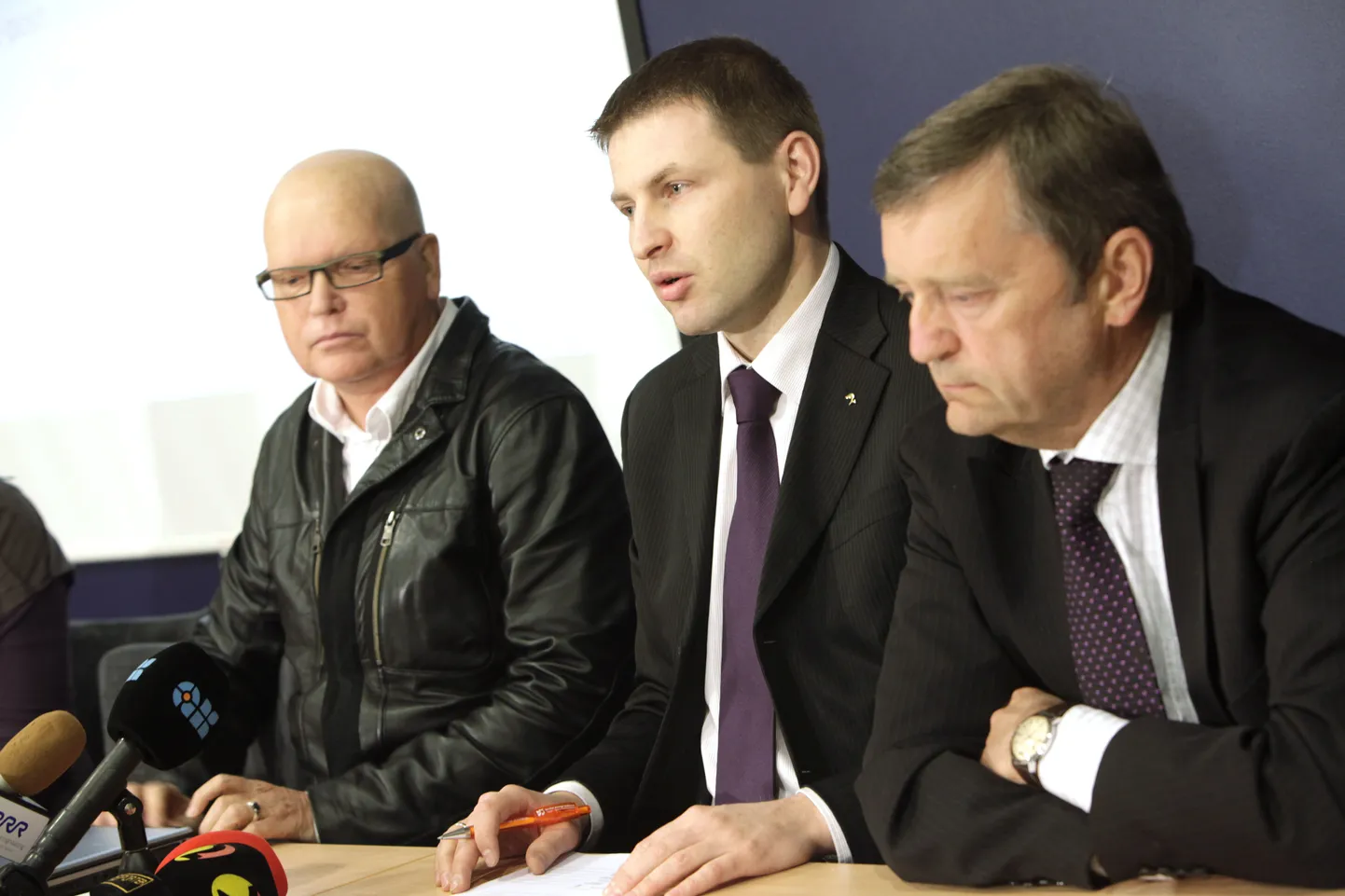 Uuringufirma juht Andrus Saar, sotsiaalminister Hanno Pevkur ja haigekassa juht Hannes Danilov uuringu esitlusel.