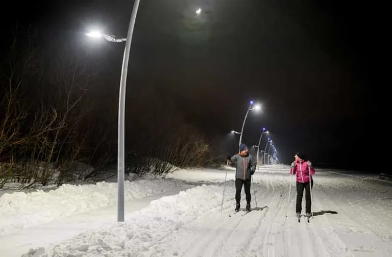 Освещенный участок лыжни в Юрмале