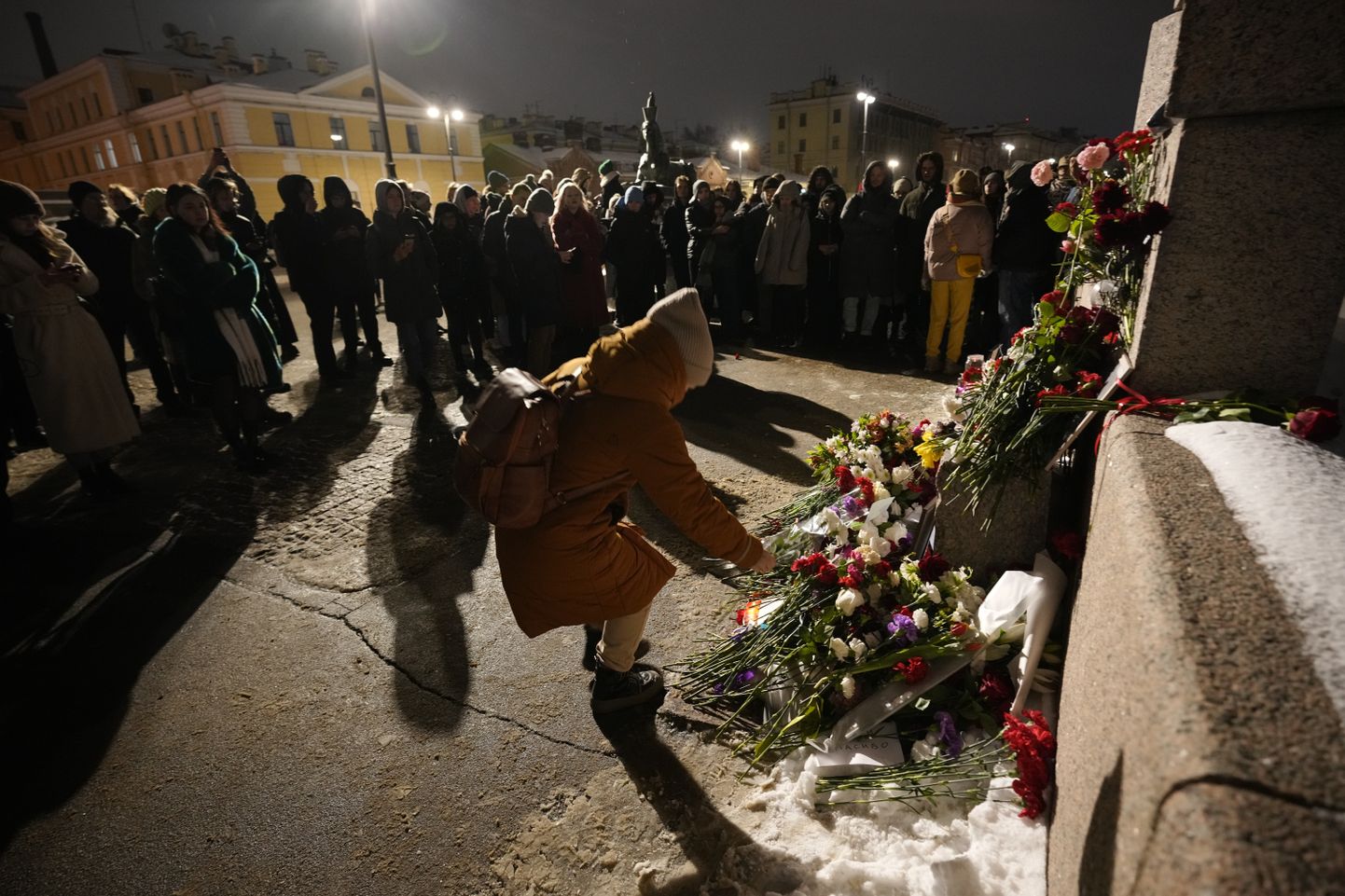 Inimesed toomas Aleksei Navalnõi mälestuseks lilli poliitiliste repressioonide ohvrite mälestusmärgi juurde Venemaal Peterburis.