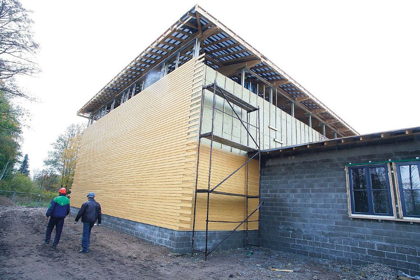 Vana koolimajaga sarnaselt kollase puitvoodriga kaetav võimla peaks valmis saama tuleva aasta veebruaris.