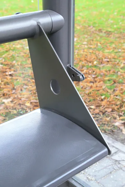Uute bussipaviljonide pingid on kergelt kumerad. / MARGUS ANSU