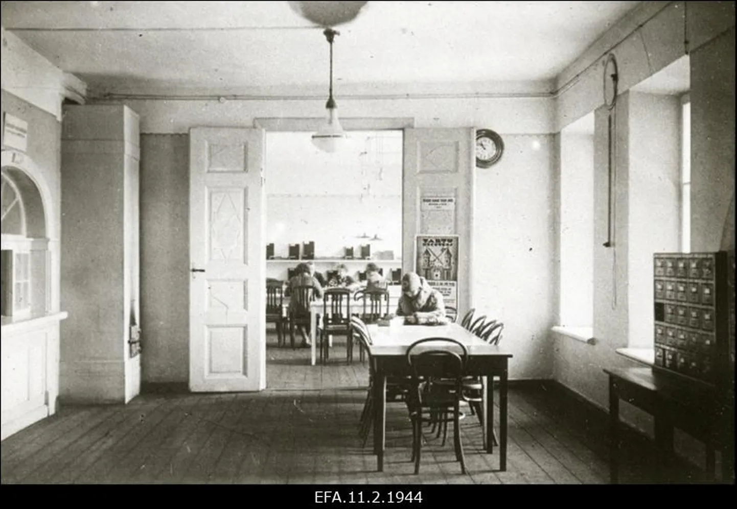Tartu linnaraamatukogu laenutamisruum 1930. aastal.