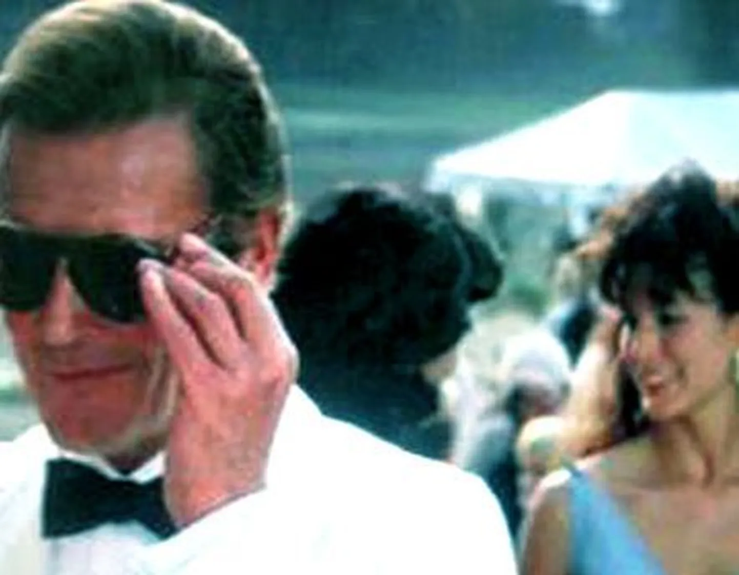 Kaader filmist «A View to a Kill». Fotol Roger Moore ja Celine Cawley