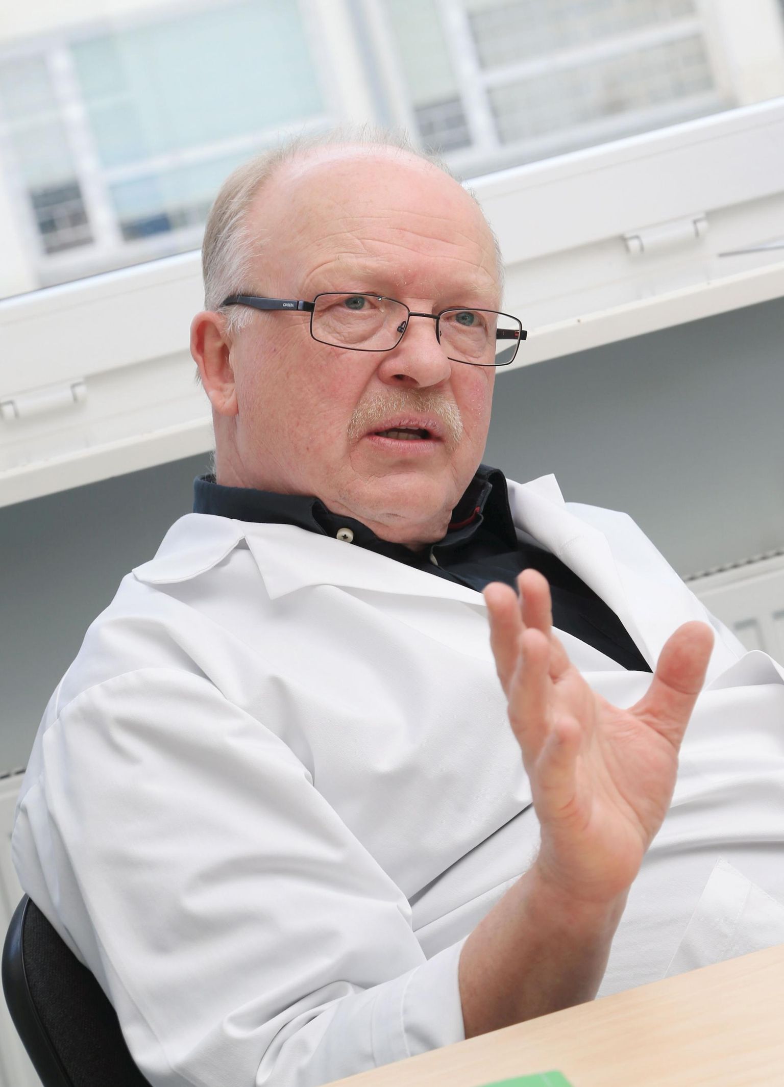 Tartu Ülikooli kliinikumi nakkusosakonna juhatajat Matti Maimetsa kahtlustatakse kallutatud otsuste tegemises ravimite hankimisel.