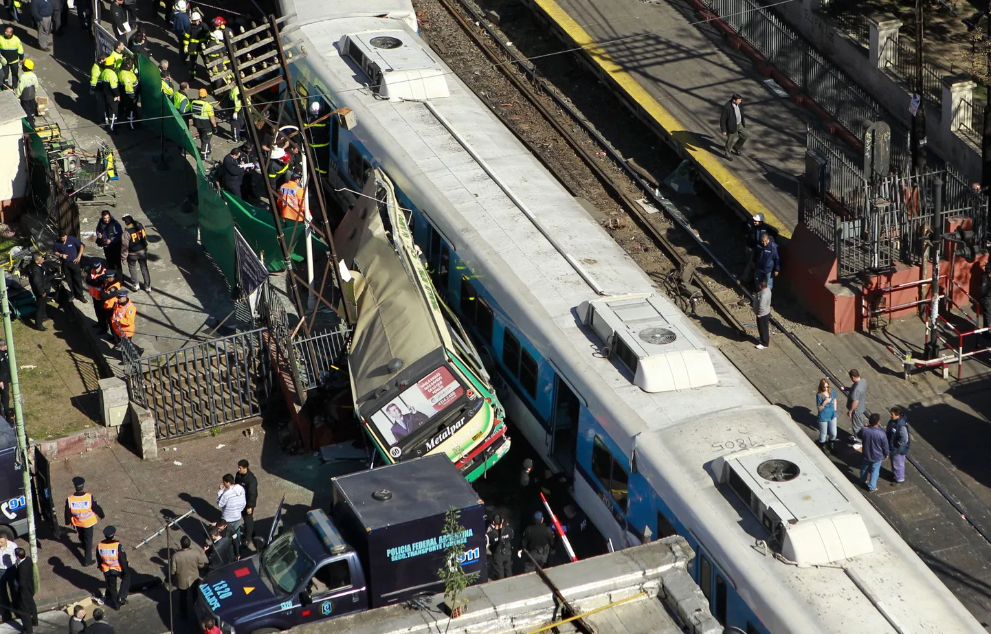 Ränk liiklusõnnetus kahe rongi ja ühe bussi vahel Buenos Aireses.
