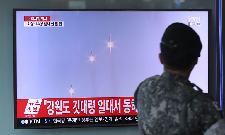Lõuna-Korea sõdur vaatamas uudistest Põhja-Korea raketilaskmist. Foto: LEE JIN-MAN/AP/Scanpix