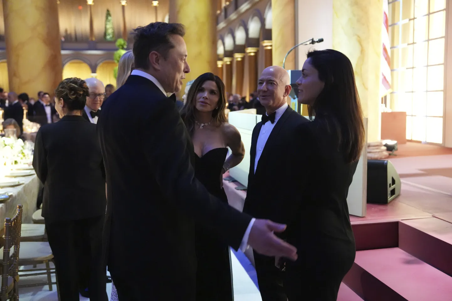 Kaks tulevast triljonäri ühel pildil. Elon Musk ja Jeff Bezos koos MacKenzie Scottiga (paremalt kolmas) valitud presidendi Donald Trumpi 19. jaanuaril korraldatud õhtusöögil Washingtonis.