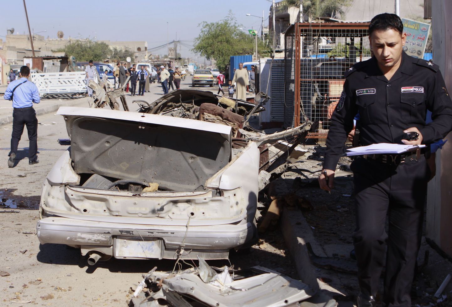 Politseinik ühe tänase autopommirünnaku paigas Sadr Citys Bagdadis.