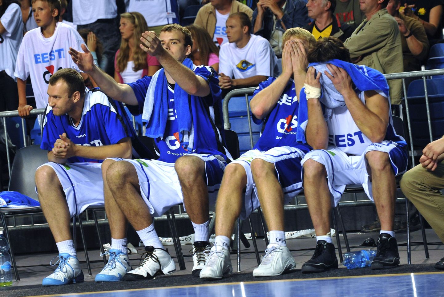 Eesti korvpallikoondislased ei osanud kaotuse peale muud teha, kui kahe käega peast kinni hoida.