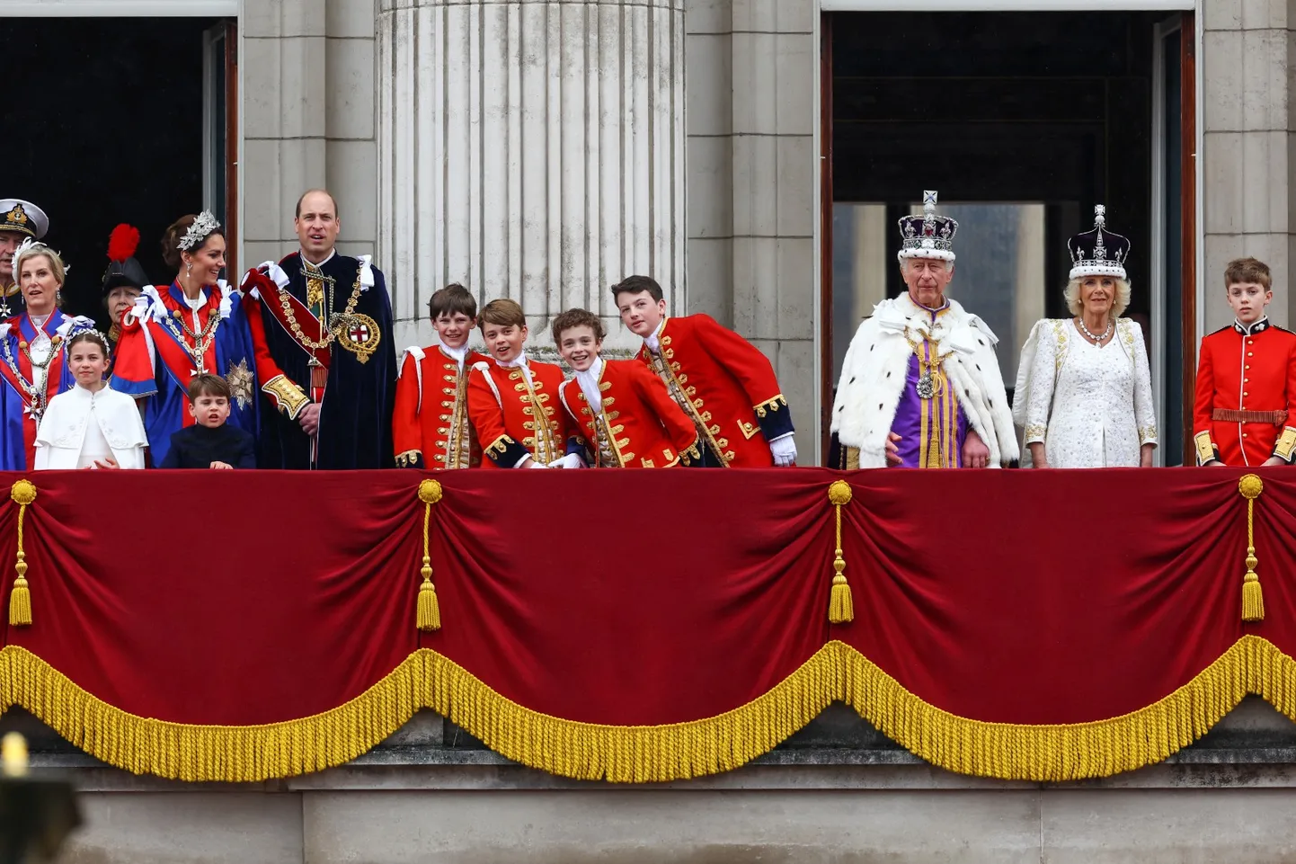 Король Карл III и королевская семья на балконе Букингемского дворца