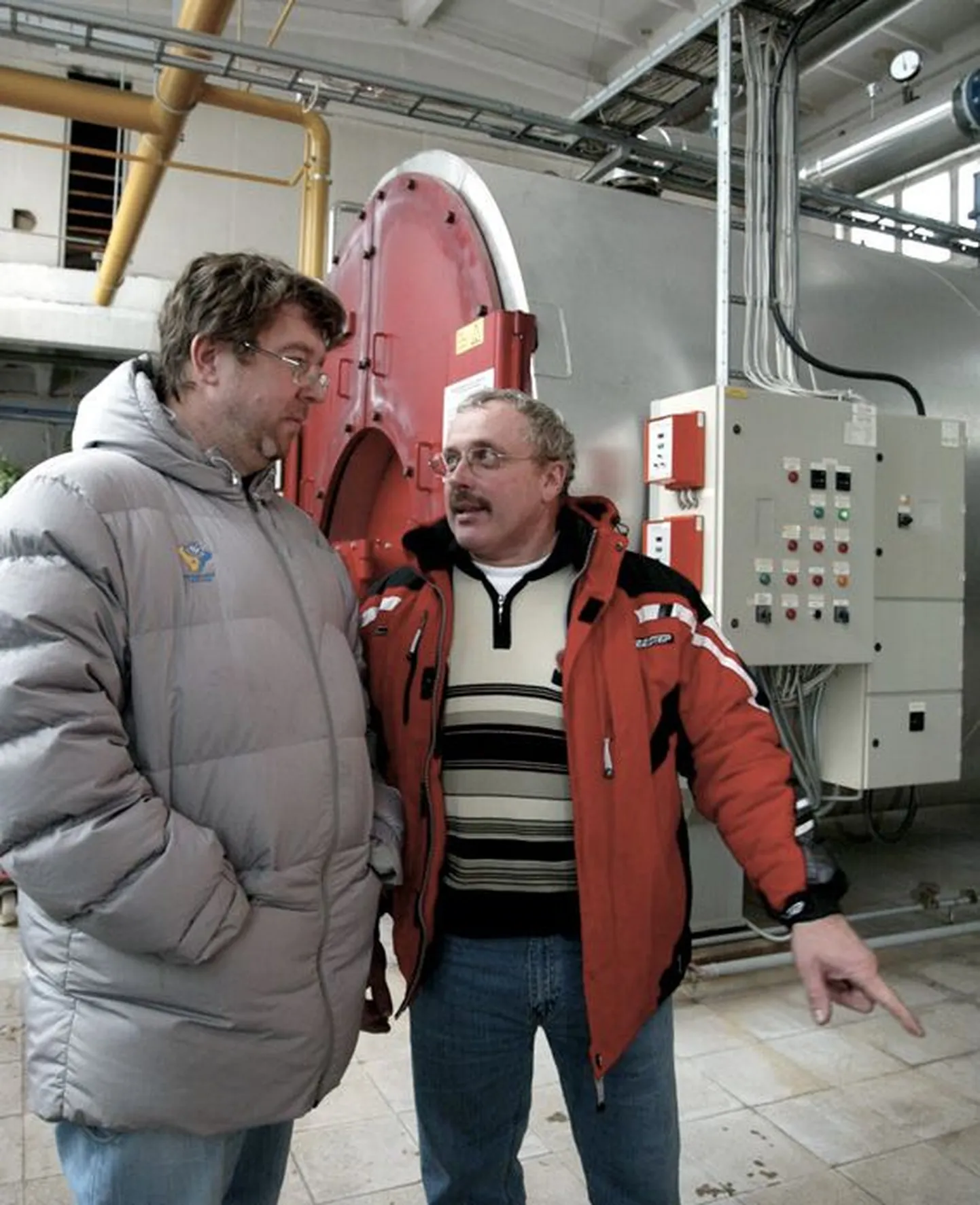 Rakvere Soojuse juhataja Sven Trofimov (vasakul) ja trassimeister Rein Semmel katlamajas, kust tulev soojus on tänavu kolmandiku võrra kallim kui aasta eest.