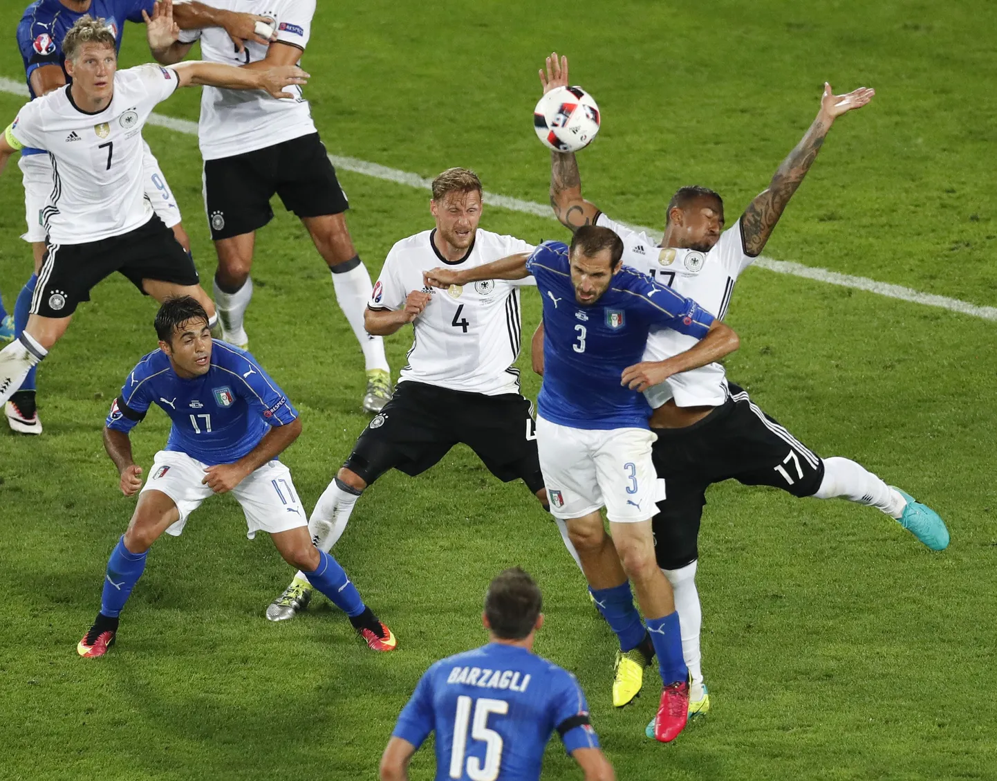 Saksa koondise kaitsja Jérôme Boateng (17) asendis, mis tekitas pilameemid